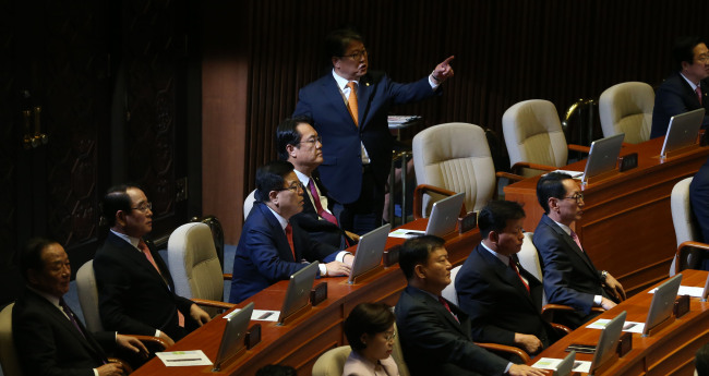 9월 정기국회 개회식이 열린 1일 오후 개회식 중 정세균 국회의장 개회사에 반발한 조원진 새누리당 의원이 항의하고 있다. 박해묵 기자/mook@heraldcorp.com
9월 정기국회 개회식이 열린 1일 오후 개회식 중 정세균 국회의장 개회사에 반발한 조원진 새누리당 의원이 항의하고 있다. 박해묵 기자/mook@heraldcorp.com
