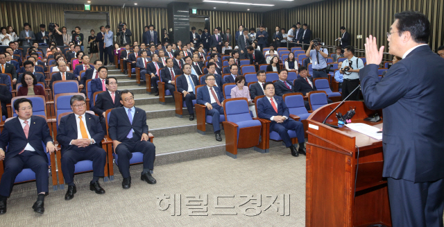 9월 정기국회 개회식이 열린 1일 오후 개회식 중 정세균 국회의장 개회사에 반발한 새누리당 의원들이 의원총회를 가지고 있다. [사진=박해묵 기자 mook@heraldcorp.com]