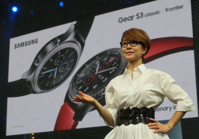Lee Young-hee, Samsung Electronics’ executive vice president of global marketing and mobile communications business, introduces the Gear S3 in Berlin on Wednesday. Samsung Electronics