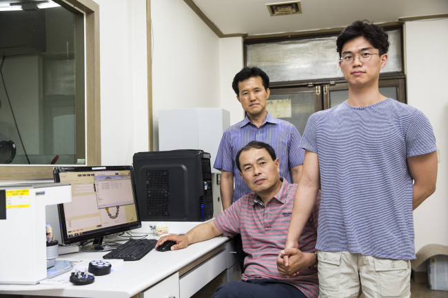 20년 이상의 치과기공업 장인들이 뭉쳐 만든 치아사랑협동조합(이사장 최재주ㆍ사진 중앙)은 공동장비 활용으로 시간과 비용 줄이고 기술력과 경쟁력은 높이는 등 치과기공 산업시장의 새로운 패러다임을 구축하고 있다.