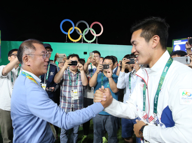 12일 오후(현지시간) 리우데자네이루 마라카낭 삼보드로무에서 열린 남자 양궁 개인전에서 구본찬이 금메달을 목에 걸었다. 시상식을 마친뒤 정의선 (왼쪽) 양궁협회장이 구본찬과 손을 잡고있다 /2016.8.12/리우데자네이루=올림픽사진공동취재단 D
12일 오후(현지시간) 리우데자네이루 마라카낭 삼보드로무에서 열린 남자 양궁 개인전에서 구본찬이 금메달을 목에 걸었다. 시상식을 마친뒤 정의선 (왼쪽) 양궁협회장이 구본찬과 손을 잡고있다 /2016.8.12/리우데자네이루=올림픽사진공동취재단 D