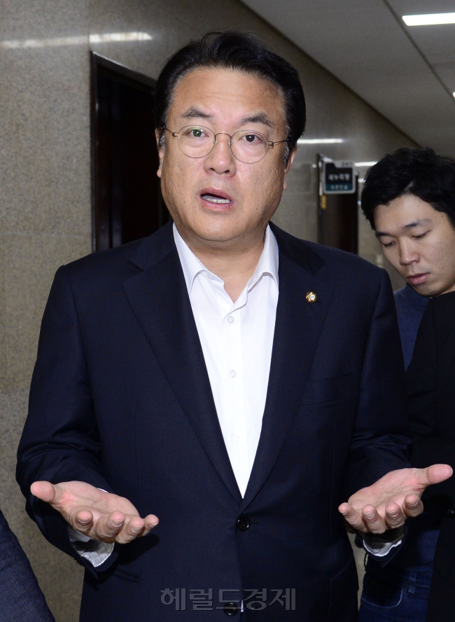 정진석 새누리당 원내대표가 2일 오전 서울 여의도 국회에서 취재진의 질문에 답하고 있다. 정 원내대표를 비롯한 새누리당 의원들이 지난 밤 정세균 국회의장실을 찾아 사퇴를 촉구했다. 박해묵 기자/mook@heraldcorp.com
정진석 새누리당 원내대표가 2일 오전 서울 여의도 국회에서 취재진의 질문에 답하고 있다. 정 원내대표를 비롯한 새누리당 의원들이 지난 밤 정세균 국회의장실을 찾아 사퇴를 촉구했다. 박해묵 기자/mook@heraldcorp.com