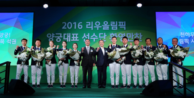 현대차그룹과 대한양궁협회는 1일(목) 이번 리우대회에서 4개의 금메달과 1개의 동메달을 획득한 양궁 국가대표 선수단과 가족들, 강영중 대한체육회장(사진 중앙 오른쪽), 정의선 현대차 부회장(대한양궁협회장ㆍ사진 중앙 왼쪽) 및 역대 메달리스트 등 양궁협회 관계자, 현대차그룹 임직원 등 400여 명이 참석한 가운데 서울 코엑스 인터컨티넨탈 호텔에서 축하 만찬 행사를 개최했다.