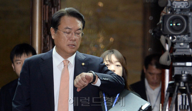 2일 오전 서울 여의도 국회 예결위장_새누리당 의원총회_정신석 원내대표 입장./ 안훈기자 rosedale@heraldcorp.com 2016.09.02
2일 오전 서울 여의도 국회 예결위장_새누리당 의원총회_정신석 원내대표 입장./ 안훈기자 rosedale@heraldcorp.com 2016.09.02