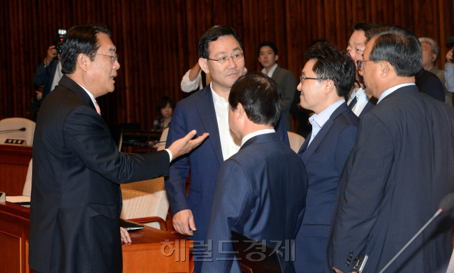 2일 오전 서울 여의도 국회에서 열린 새누리당 의원총회에서 이정현 대표(맨오른쪽)와 정진석 원내대표(맨왼쪽) 등이 정세균 국회의장 발언으로 야기된 국회 공전 사태에 대한 대응방안을 논의하고 있다.  안훈 기자/rosedale@heraldcorp.com