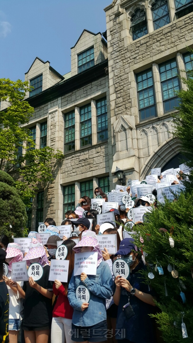 [사진= 이화여대 본관을 점거 농성 중인 재학생 및 졸업생들은 2일 오전 서울 서대문구 이화여대 본관 앞에서 기자회견을 열어 “책임있는 의결기구인 이사회가 현 사태를 해결하라”며 성명서를 공개했다. 신동윤 기자/realbighead@heraldcorp.com]