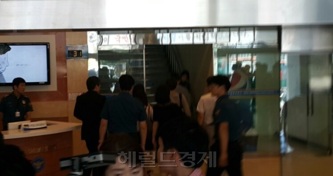 [사진 = 이화여대 본관 점거 농성 사태가 시작된 지난 7월 28일 평의원회 소속 교수들과 교직원 5명이 46시간동안 나가지 못하도록 주도했다는 혐의를 받고 있는 최은혜 이화여대 총학생회장, 총학생부회장, 사범대 공동학생회장 등 3명이 1일 오후 서울 서대문경찰서에 출석했다. 신동윤 기자/realbighead@heraldcorp.com]