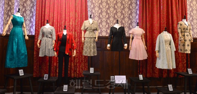 [사진= 배우 채시라가 기증한 CF촬영 당시의 의상]