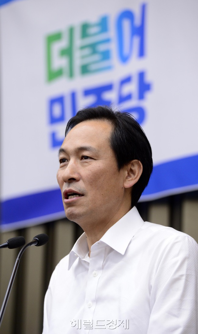 우상호 더불어민주당 원내대표가 2일 오후 서울 여의도 국회에서 열린 2016 정기국회 대비 의원 워크숍에서 모두발언을 하고 있다. 박해묵 기자/mook@heraldcorp.com
우상호 더불어민주당 원내대표가 2일 오후 서울 여의도 국회에서 열린 2016 정기국회 대비 의원 워크숍에서 모두발언을 하고 있다. 박해묵 기자/mook@heraldcorp.com
