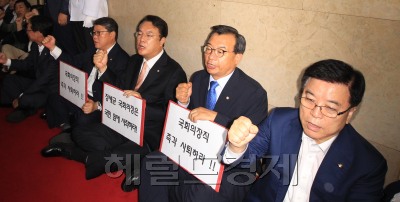 [2일 의원총회를 마친 여당 의원 30여명이 의장실 복도에서 시위를 하고있다. 이정현 새누리당 대표와 정진석 원내대표 등 지도부는 의원들과 함께 복도에 앉아 "즉각 사퇴하라" "국민 앞에 사죄하라"는 팻말을 들고 시위를 벌였다. 여당의 한 중진 의원은 "의총에서 점거농성을 논의했다"면서 "뜻이 관철될 때까지 이어갈 것"이라고 밝혔다. 박해묵 기자/mook@heraldorp.com
2일 의원총회를 마친 여당 의원 30여명이 의장실 복도에서 시위를 하고있다. 이정현 새누리당 대표와 정진석 원내대표 등 지도부는 의원들과 함께 복도에 앉아 "즉각 사퇴하라" "국민 앞에 사죄하라"는 팻말을 들고 시위를 벌였다. 여당의 한 중진 의원은 "의총에서 점거농성을 논의했다"면서 "뜻이 관철될 때까지 이어갈 것"이라고 밝혔다. 박해묵 기자/mook@heraldorp.com]