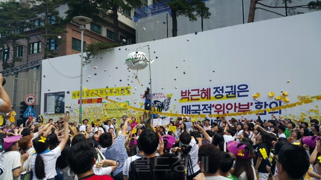 [사진=매주 수요일마다 서울 종로구 일본대사관 앞에서 열리고 있는 수요 정기시위의 모습. 신동윤 기자/realbighead@heraldcorp.com]