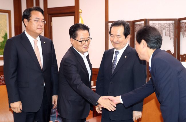 정세균 국회의장이 2일 오후 국회에서 여야 3당 원내대표와의 회동에 앞서 인사를 나누고  있다. <br />    왼쪽부터 새누리당 정진석 원내대표, 국민의당 박지원 원내대표, 정세균 국회의장, 더불어민주당 우상호 원내대표. 박해묵 기자/mook@heraldcorp.com
정세균 국회의장이 2일 오후 국회에서 여야 3당 원내대표와의 회동에 앞서 인사를 나누고  있다.
왼쪽부터 새누리당 정진석 원내대표, 국민의당 박지원 원내대표, 정세균 국회의장, 더불어민주당 우상호 원내대표. 박해묵 기자/mook@heraldcorp.com