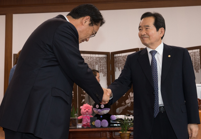 National Assembly Speaker Chung Sye-kyun (right) shakes hands with the Saenuri Party's floor leader Rep. Chung Jin-suk on Friday afternoon. (Yonhap)