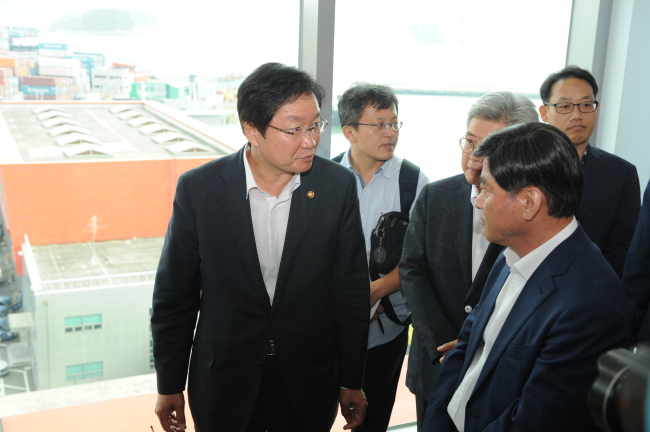 김영석 해양수산부 장관은 4일 부산항 신항 한진해운 신항만 컨테이너 터미널을 방문해 현지 상황을 보고 받고 있다. ［사진=해양수산부］