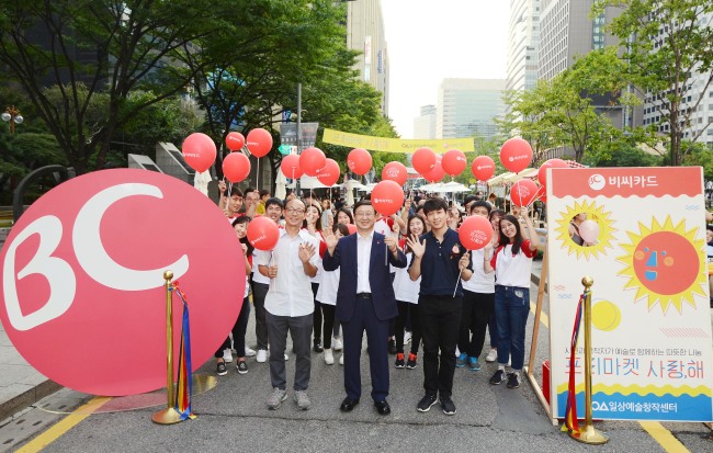 지난 3일 서울 청계천에서 열린 문화장터 ‘프리마켓 사랑,해’ 개막행사에 참석한 서준희 BC카드 사장(가운데)과 김영등 일상예술창작센터 대표(왼쪽), 이준상 그립플레이 대표(오른쪽)가 이번 행사 개막을 축하하고 있다.