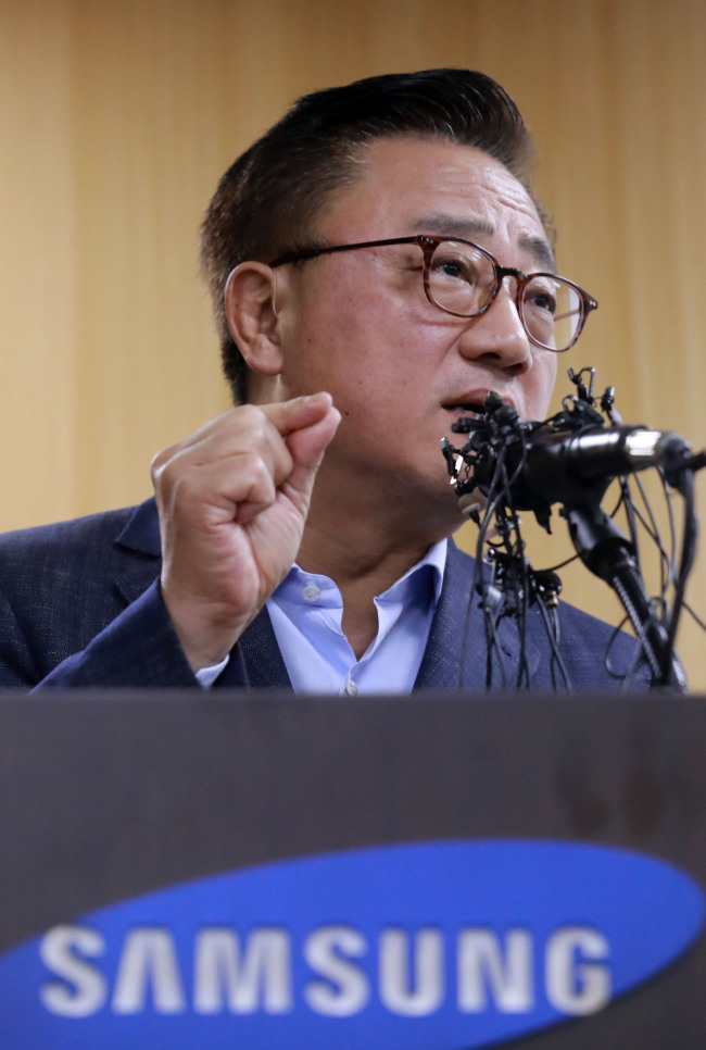 지난 2일 삼성의 전격적인 리콜 발표 기자 회견장 연단에 올라선 고동진 삼성전자 무선사업부 사장에게 카메라 플래쉬가 쏟아졌다. 그는 갤럭시노트 폭발사고에 따른 초유의 스마트폰 리콜을 발표하는 자리에 직접 섰다.
배터리 제조 공정에서 문제가 일어난 사건에 최고의 기업으로 평가받는 삼성전자의 사업부 사장이 직접 나선 것은 이례적이었다.
단순히 기술적인 차원의 브리핑을 넘어 전량 리콜을 결정한 삼성의 발표  이면에는 고 사장과 삼성 경영진 그리고 삼성 직원들의 사내 게시판을 통한 ’소통의 힘‘이 녹아 들어 있었다. 폭발사고 이후 소비자와 시장의 비판이 쏟아지자 직원들은 내부 익명게시판에 “성과급을 포기해도 좋으니 전량리콜을 해달라”, “충성 고객은 돈 주고도 못 산다”는 내용의 글들을 1500개가 넘는 댓글을 올렸다.
고동진 사장의 댓글도 전량 리콜을 이끌어 내는 ‘결정타’로 작용했다.
고 사장은 사내게시판에 “사업부장으로서 문제를 유발하게 한 점 부끄럽게 생각한다. 여러분들이 납득할 수 있도록 조치하겠다. 이동통신사업자들과 최종적인 몇 가지를 확인하고 있다. 이번 기회를 통해 품질에 대한 경각심을 극대화하고 고객 안전을 최우선으로 하는 무선사업부로 거듭나겠다. 매우 부끄럽고 미안하다”는 글을 게재했다.
이에 삼성전자 고위 경영진도 적극적으로 나섰다. 삼성의 컨트롤 타워인 그룹 미래전략실장인 최지성 부회장도 이번 사태에 조언을 아끼지 않은 것으로 알려졌다.
발표를 맡은 홍보팀에는 ‘과감없이 알려라. 숫자까지 다 넣어서 알려야 한다’는 주문이 들어왔다.
삼성의 전량 리콜 발표가 나오기 까지 이런 일련의 과정은 지난 2010년 6월 일명 ‘안테나게이트’로 몸살을 앓던 애플과 극명하게 대비된다. 당시 애플의 대책이 나온 것은 사고 발생 이후 한달 이상 지나서였다. 스티브 잡스 최고경영자(CEO)가 불만을 토로한 한 소비자에게 보낸 이메일은 빈축을 샀다. “스마트폰을 다른 방식으로 쥐거나 케이스를 사라”는 답장이었다. “아이폰도 완벽하지 않다”는 그의 해명은 자기방어에 불과하다는 비난을 불러왔다. 삼성전자의 전격적이고 과감한 결정이 빛을 발하는 이유다. 권도경기자/ kong@heraldcorp.com