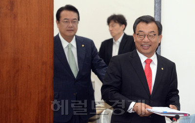 5일 오전 서울 여의도 국회에서 열린 새누리당 최고위원회의에 이정현(오른쪽) 대표와 정진석(왼쪽) 원내대표가 참석하고 있다./ 안훈 기자 rosedale@heraldcorp.com 2016.09.05
5일 오전 서울 여의도 국회에서 열린 새누리당 최고위원회의에 이정현(오른쪽) 대표와 정진석(왼쪽) 원내대표가 참석하고 있다./ 안훈 기자 rosedale@heraldcorp.com 2016.09.05