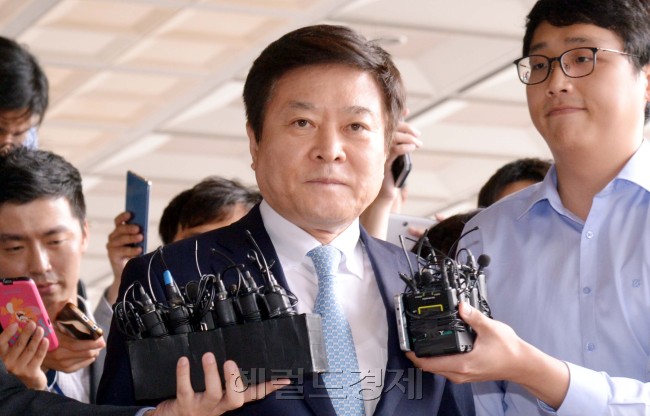 [사진설명= 소진세 롯데그룹 정책본부 대외협력단장(사장)이 그룹 비리 의혹과 관련해 5일 오전 서울 서초동 중앙지검에 피의자 신분으로 소환돼 취재진의 질문을 받으며 검찰 청사로 들어가고 있다. 정희조 기자/checho@heraldcorp.com]