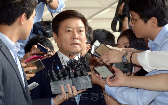소진세 롯데그룹 정책본부 대외협력단장(사장)이 그룹 비리 의혹과 관련해 5일 오전 서울 서초동 중앙지검에 피의자 신분으로 소환돼 취재진의 질문을 받으며 검찰 청사로 들어가고 있다.
정희조 기자/checho@heraldcorp.com