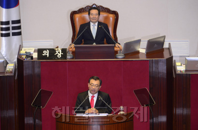 [이정현 새누리당 대표가 5일 오전 서울 여의도 국회에서 열린 본회의에서 교섭단체 대표 연설을 하고 있다. 박해묵 기자/mook@heraldcorp.com]