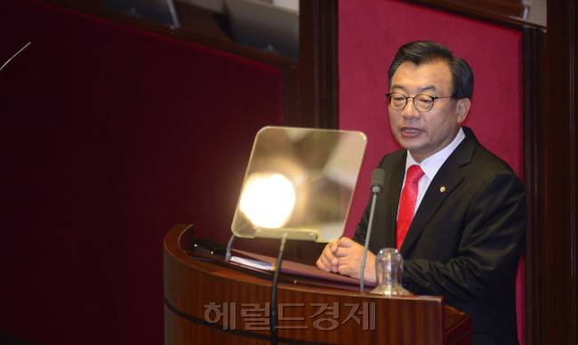이정현 새누리당 대표가 5일 오전 서울 여의도 국회에서 열린 본회의에서 교섭단체 대표 연설을 하고 있다. 박해묵 기자/mook@heraldcorp.com
이정현 새누리당 대표가 5일 오전 서울 여의도 국회에서 열린 본회의에서 교섭단체 대표 연설을 하고 있다. 박해묵 기자/mook@heraldcorp.com