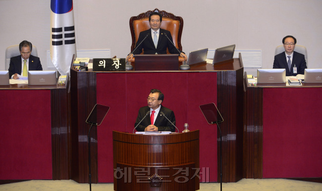 [사진= 이정현 새누리당 대표가 5일 오전 서울 여의도 국회에서 열린 본회의에서 교섭단체 대표 연설을 하고 있다. 박해묵 기자/mook@heraldcorp.com]