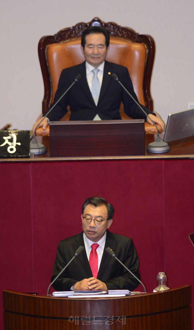 [사진= 이정현 새누리당 대표가 5일 오전 서울 여의도 국회에서 열린 본회의에서 교섭단체 대표 연설을 하고 있다. 박해묵 기자/mook@heraldcorp.com]