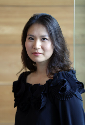 Author Kim Hena, winner of the Soorim literary award (Yonhap)