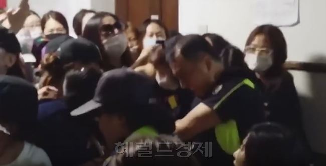지난 7월 30일 이화여대 본관 점거 농성이 시작한 7월 28일 이후 46시간째 나오지 못한 교수 및 교직원 5명을 구출하기 위해 경찰병력 1600여명이 투입됐다. 이 과정에서 경찰과 학생간에 물리적인 출돌이 발생했다. [사진=헤럴드경제DB]