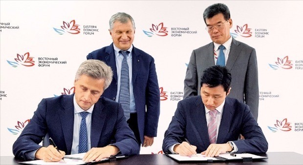 A signing ceremony between Hyundai Heavy and Russian counterpart. Hyundai Heavy Industries