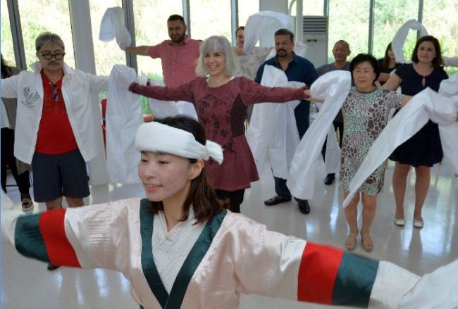 Participants of the Culture Communication Forum 2016, hosted by the Corea Image Communication Institute, dance the talchum traditional Korean mask dance, with members of dance troupe Talmud at the National Hangeul Museum in Seoul, Monday. (Yoon Byung-chan/The Korea Herald)