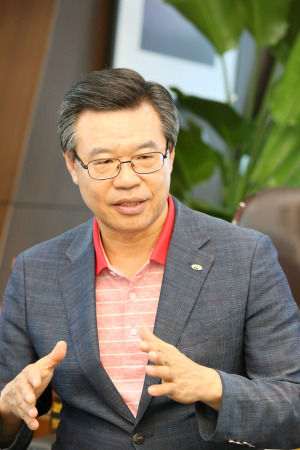 [사진=성장현 서울 용산구 구청장은 용산공원 내 미군시설 존치에 대해 “공원 심장부에 구멍이 생기는 셈”이라며 “공원은 치유의 공간이란 기본 이념에 맞게 완전한 모습으로 만들어져야 한다”고 강조했다.]