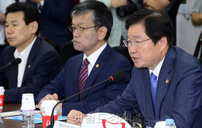 [사진=김영석 해양수산부 장관이 6일 오전 서울 여의도 국회에서 열린 한진해운관련 당정협의에 참석해 모두발언을 하고 있다. 박해묵 기자/mook@heraldcorp.com]