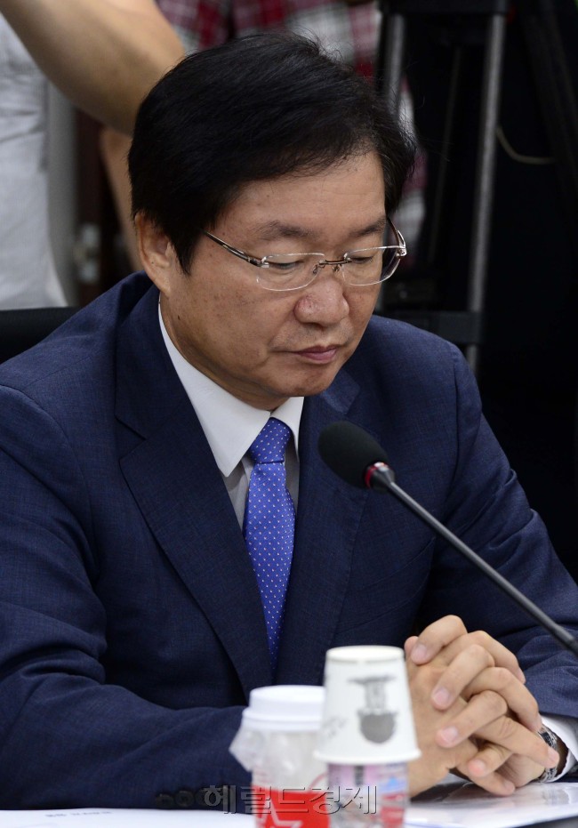 김영석 해양수산부 장관이 6일 오전 서울 여의도 국회에서 열린 한진해운관련 당정협의에 참석해 굳은 표정을 짓고 있다. 박해묵 기자/mook@heraldcorp.com
김영석 해양수산부 장관이 6일 오전 서울 여의도 국회에서 열린 한진해운관련 당정협의에 참석해 굳은 표정을 짓고 있다. 박해묵 기자/mook@heraldcorp.com