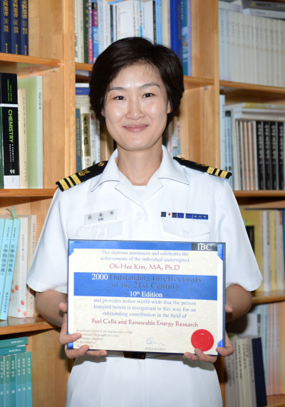 해군사관학교 김옥희 소령이 IBC 발간 ‘21세기 2000명의 탁월한 지식인’ 등재를 확인하는 디플로마를 들고 있다. [사진=해군]