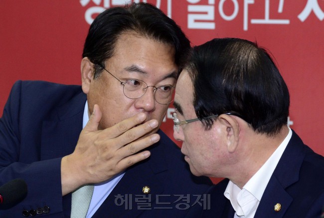 [사진= 정진석 새누리당 원내대표와 박명재 사무총장이 6일 오전 서울 여의도 국회에서 열린 원내대책회의에서 귀엣말을 나누고 있다. 박해묵 기자/mook@heraldcorp.com]
