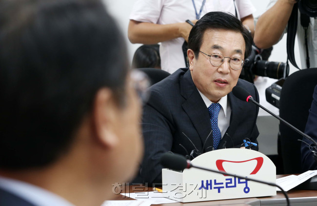 [사진=서병수 부산시장이  6일 오전 서울 여의도 국회에서 열린 새누리당 원내대책회의에 참석해 한진해운사태에 대한 대책을 촉구하는 발언을 하고 있다. 박해묵 기자/mook@heraldcorp.com]