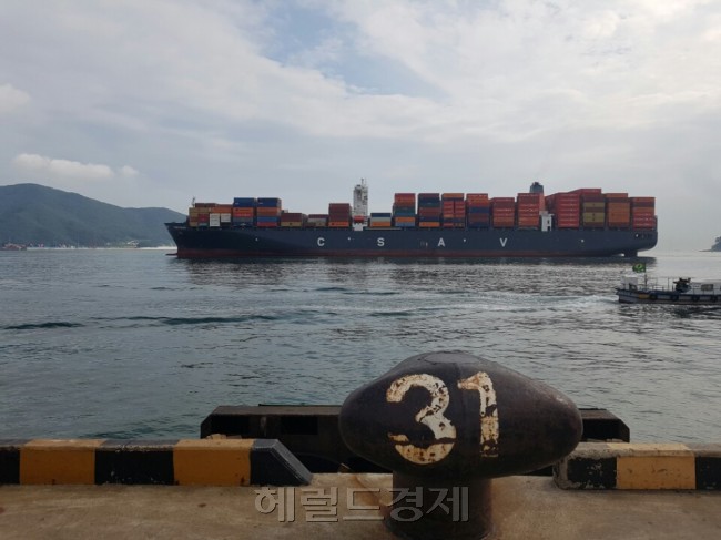 지난 5일 부산 강서구에 위치한 한진해운 부산 신항 컨테이너 부두 하역장에 배 한척 없고 사람 한명 없는 모습. 600~700여명이 근무하던 작업장이 한진해운 법정관리 이후 올스톱됐다(왼쪽). 정박한 배 한 척 없는 한진해운 컨테이너 부두. 저 멀리 다른 해외 선사의 선박이 컨테이너를 싣고 운항중이다.