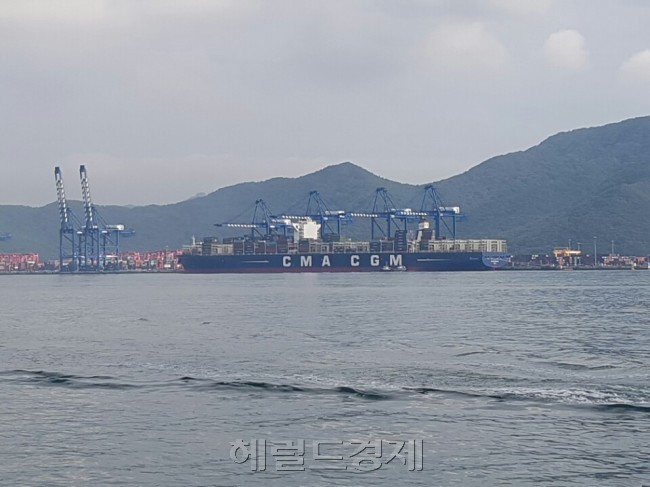 한진해운 부두 반대편엔 CMA-CGM 선박이 운항중이다. [사진=조민선 기자]