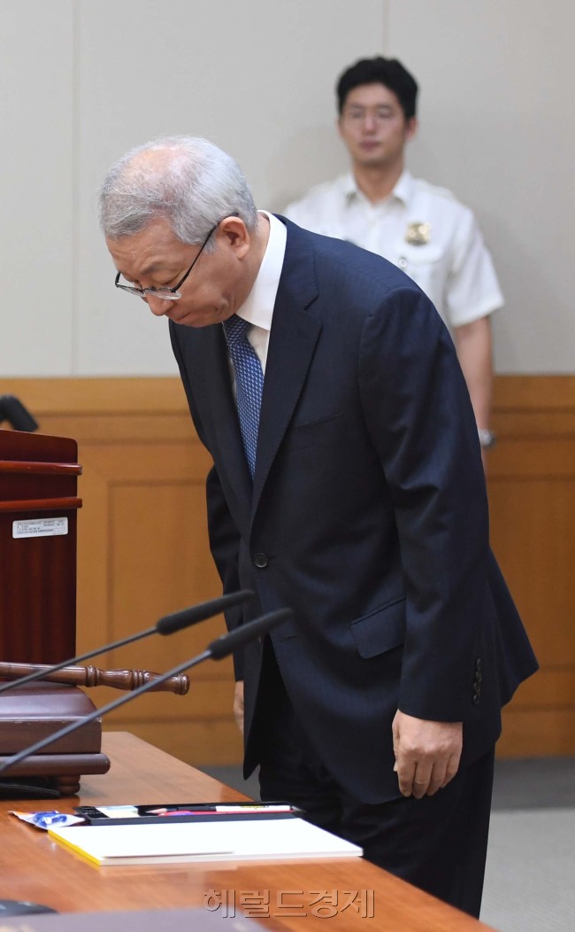 양승태 대법원장이 6일 대법원에서 법관 비리와 관련한 대국민 사과를 발표한 후 고개를 숙이고 있다. 대법원장이 법관 비리로 대국민 사과를 한 것은 이번이 세 번째로, 10년 만의 일이다. 어두운 표정의 양 대법원장은 “참담한 심경이다. 국민들께 사과한다”고 했다. 이날 양 대법원장은 대법원 4층 대회의실에서 긴급 전국 법원장회의를 소집했다. 그만큼 땅에 떨어진 신뢰와 국민 불신의 심각성을 인지한 것이다. 이날 회의에선 법조비리 근본 사태의 원인 규명 및 재발 방지책 마련에 대해 집중적으로 논의했다. 회의를 통해 나올 결과물이 국민 불신을 해소할 수 있을지, 아니면 재탕ㆍ삼탕이라는 비판에 직면할지 주목된다.
▶관련기사 3면  박현구 기자/phko@heraldcorp.com