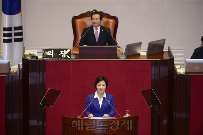 [추미애 더불어민주당 대표가 6일 오전 서울 여의도 국회 본회의에서 교섭단체 대표 연설을 하고 있다.  박해묵 기자/mook@heraldcorp.com]