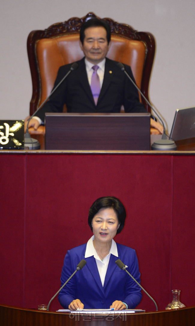 [추미애 더불어민주당 대표가 6일 오전 서울 여의도 국회 본회의에서 교섭단체 대표 연설을 하고 있다. 박해묵 기자/mook@heraldcorp.com]