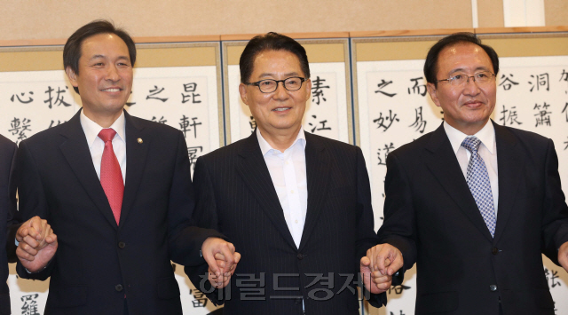 [사진=(왼쪽부터)우상호 더불어민주당 원내대표, 박지원 국민의당 비상대책위원장 겸 원내대표, 노회찬 정의당 원내대표 등 야 3당 원내대표가 5일 오후 서울 여의도 국회에서 회동을 갖고 조선ㆍ해운업 구조조정 청문회 일정 연기 추진 비롯해 김재수 농림축산식품부 장관 해임 건의안 제출 등에 합의했다.]