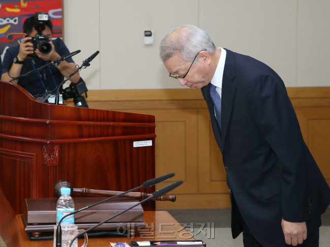 [사진설명= 양승태 대법원장이 6일 오전 재판 업무와 관련해 업자에게서 억대의 금품을 받은 혐의로 김수천 현직 부장판사가 최근 구속된 사건에 대해 국민에게 직접 사과하고 있다. 박현구 기자 phko@heraldcorp.com]