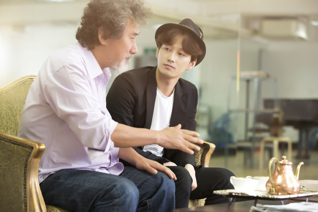Lee Ho-sung (left) and Lee Hyun-ock rehearse a scene from the musical play “Old Wicked Songs.” (Special One Company)