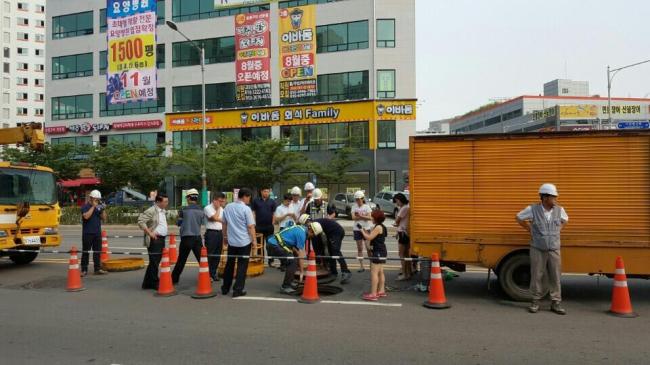 인천 서창지구 주민들이 지난 8월 31일 인천시 남동구 서창동 내 고압송전선로 매설 공사 현장을 살펴보고 있다.