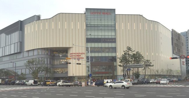 롯데백화점이 오는 9일 진주혁신도시에 롯데몰을 오픈한다. 롯데몰 진주점은 도심형 아울렛을 중심으로 쇼핑몰과 마트, 시네마가 복합된 쇼핑몰로 국내에서 처음 시도되는 형태의 매장이다. 롯데몰 진주점 조감도와 외관사진. [사진제공=롯데백화점]
