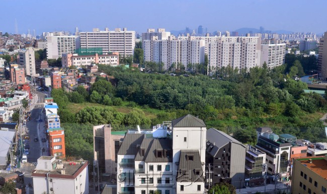 [사진=용산구청에서 유엔사 부지를 내려다 본 모습. 기존 주택에 둘러싸여 마치 ‘도심 속 섬’을 연상시킨다. 이상섭 기자/babtong@heraldcorp.com]