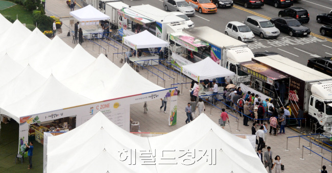 [사진=7일 오전 서울광장에서 열린 ‘2016 추석절 농수산물 장터’에서 많은 시민들이 추석 차례용품을 구입하기 위해 살펴보고 있다. 이번에 열린 추석절 농수산물 서울장터는 7일부터 11일까지 5일간 열리며, 16개 시ㆍ군서 참여해 사과, 곶감, 고춧가루, 간고등어 등 130여 지역 대표 농수산물을 최대 50%까지 할인해 판매한다. 박현구 기자/phko@heraldcorp.cm]