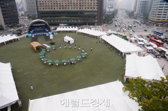 [사진=7일 오전 서울광장에서 열린 ‘2016 추석절 농수산물 장터’에서 많은 시민들이 추석 차례용품을 구입하기 위해 살펴보고 있다. 이번에 열린 추석절 농수산물 서울장터는 7일부터 11일까지 5일간 열리며, 16개 시ㆍ군서 참여해 사과, 곶감, 고춧가루, 간고등어 등 130여 지역 대표 농수산물을 최대 50%까지 할인해 판매한다. 박현구 기자/phko@heraldcorp.cm]